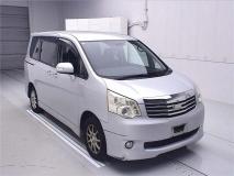 TOYOTA NOAH 2011