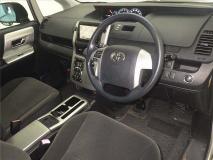 TOYOTA NOAH 2011